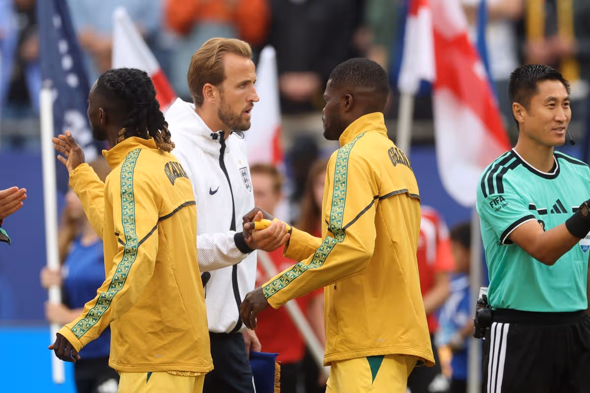 Harry Kane č. 9 z Anglicka a Thomas Partey č. 5 z Ghany si podávajú ruky pred zápasom L skupiny FIFA MS 2026 medzi Anglickom a Ghanou na Boston Stadium 23. júna 2026 vo Foxborough, Massachusetts
