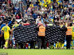 Hrôzostrašný moment Christian Eriksen sa tesne pred kolapsom chytí za hruď: Kardiológ varuje dánsku hviezdu, že sa to môže zopakovať po tom, čo mu defibrilátor „nepochybne zachránil život“ päť rokov po zástave srdca Hráči a zamestnanci chránia Dána Christiana Eriksena po tom, čo včera v polovici zápasu opäť skolaboval