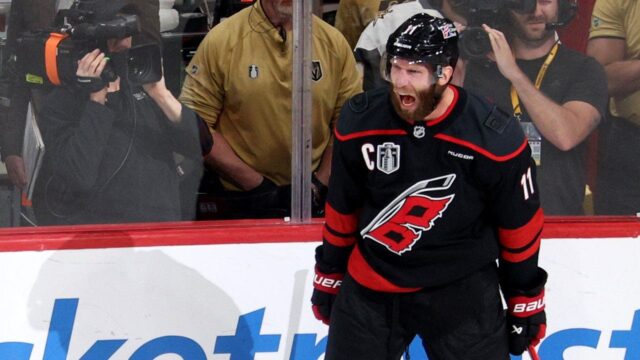 Hurricanes porazili Golden Knights v 5. zápase a ujali sa vedenia 3:2 vo finále Stanley Cupu
