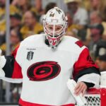 6. júna 2026; Las Vegas, Nevada, USA; Brankár Caroliny Hurricanes Brandon Bussi (32) sleduje tretiu tretinu proti Vegas Golden Knights v treťom zápase finále Stanley Cupu 2026 v T-Mobile Arene. Povinný kredit: Stephen R. Sylvanie-Imagn Images