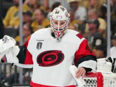 Hurricanes štartuje nováčika Brandona Bussiho do štvrtého zápasu finále Stanley Cupu 6. júna 2026; Las Vegas, Nevada, USA; Brankár Caroliny Hurricanes Brandon Bussi (32) sleduje tretiu tretinu proti Vegas Golden Knights v treťom zápase finále Stanley Cupu 2026 v T-Mobile Arene. Povinný kredit: Stephen R. Sylvanie-Imagn Images