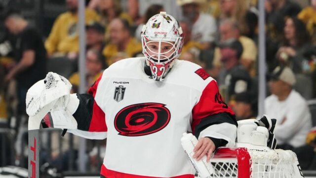 Hurricanes štartuje nováčika Brandona Bussiho do štvrtého zápasu finále Stanley 6. júna 2026; Las Vegas, Nevada, USA; Brankár Caroliny Hurricanes Brandon Bussi (32) sleduje tretiu tretinu proti Vegas Golden Knights v treťom zápase finále Stanley Cupu 2026 v T-Mobile Arene. Povinný kredit: Stephen R. Sylvanie-Imagn Images