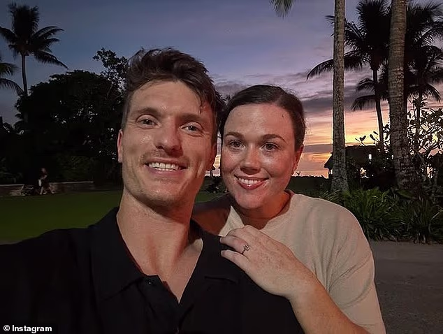 Brody Mihocek (na snímke s partnerkou Polly) sa otvoril prvýkrát od desivého incidentu počas nedávneho zápasu Melbourne proti Collingwoodu.