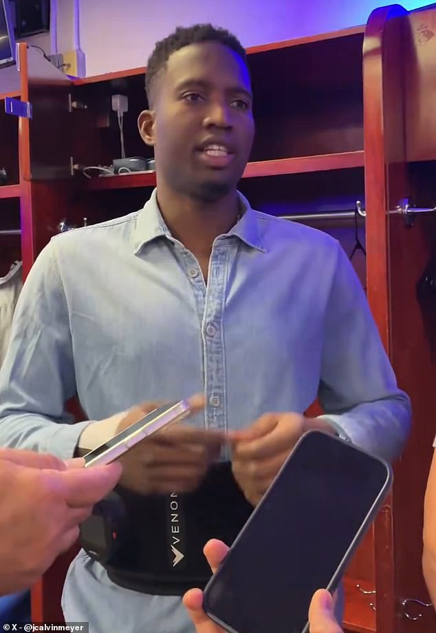 Hviezda MLB bola nútená opustiť hru po zranení loptou vyhodenou Obranca tímu Blue Jays Jesus Sanchez opustil zápas predčasne po tom, čo ho zasiahla lopta hodená fanúšikom