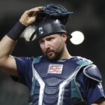 11. mája 2026; Houston, Texas, USA; Chytač Seattle Mariners Cal Raleigh (29) si nasadil masku po zápase počas druhej zmeny proti Houstonu Astros v Daikin Park. Povinný kredit: Troy Taormina-Imagn Images