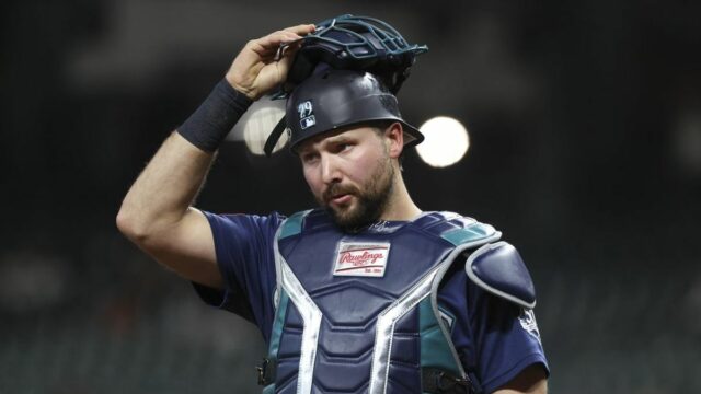 Hviezda Mariners Cal Raleigh (oblique) aktivovaná z IL 11. mája 2026; Houston, Texas, USA; Chytač Seattle Mariners Cal Raleigh (29) si nasadil masku po zápase počas druhej zmeny proti Houstonu Astros v Daikin Park. Povinný kredit: Troy Taormina-Imagn Images