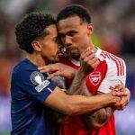 Hviezda Paris Saint-Germain Marquinhos utešil Gabriela z Arsenalu po tom, čo vo finále Ligy majstrov nepremeškal penaltu.