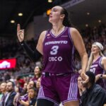 Marina Mabrey gestikuluje počas zápasu WNBA v Coca-Cola Coliseum v Toronte