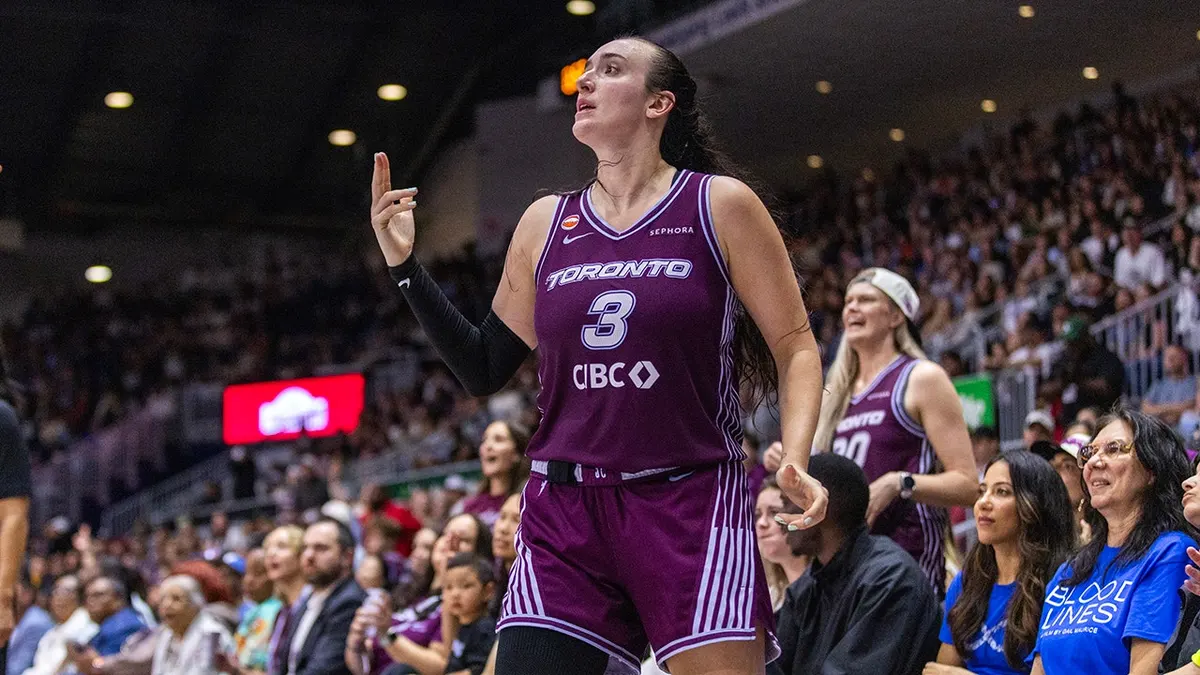 Marina Mabrey gestikuluje počas zápasu WNBA v Coca-Cola Coliseum v Toronte