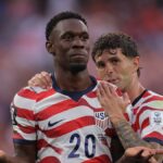 Folarin Balogun #20 zo Spojených štátov oslavuje strelenie tretieho gólu svojho tímu s Christianom Pulisicom #10 počas zápasu D-skupiny Majstrovstiev sveta 2026 medzi USA a Paraguajom na štadióne Los Angeles 12. júna 2026 v Los Angeles v Kalifornii.