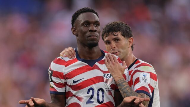 Hviezda USMNT Folarin Balogun môže v Arsenale zarobiť obrovské peniaze, Folarin Balogun #20 zo Spojených štátov oslavuje strelenie tretieho gólu svojho tímu s Christianom Pulisicom #10 počas zápasu D-skupiny Majstrovstiev sveta 2026 medzi USA a Paraguajom na štadióne Los Angeles 12. júna 2026 v Los Angeles v Kalifornii.