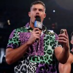 Grayson Waller a Austin Theory sa prihovárajú davu počas SmackDown v Capital One Arena vo Washingtone, DC