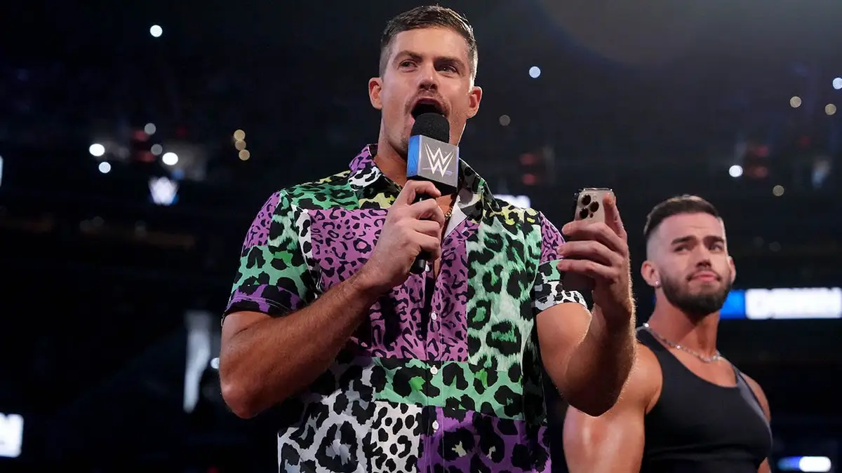 Grayson Waller a Austin Theory sa prihovárajú davu počas SmackDown v Capital One Arena vo Washingtone, DC