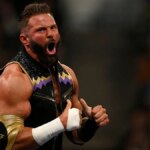 Matt Cardona vstupuje do arény pred zápasom SmackDown v SAP Center v San Jose v Kalifornii.