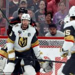 Brayden McNabb z Vegas Golden Knights berie v prvej tretine puk do tváre
