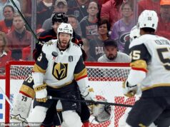 Hviezda finále Stanley Cupu bola hospitalizovaná po tom, čo si v thrilleri Canes-Golden Knights Game 2 strelil puk do tváre Brayden McNabb z Vegas Golden Knights berie v prvej tretine puk do tváre