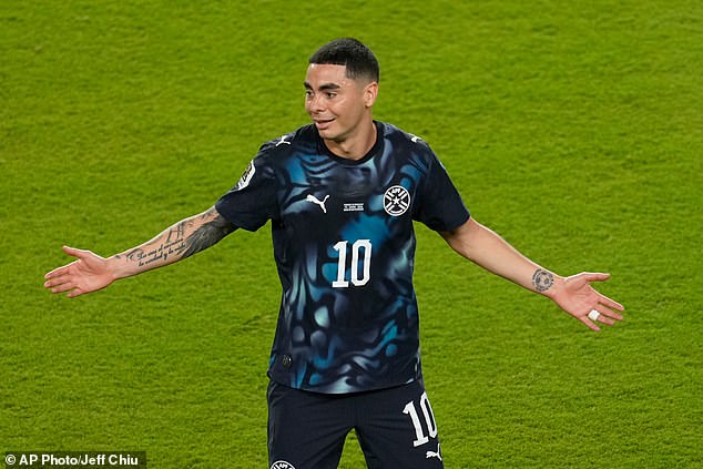 Hviezda majstrovstiev sveta bola vylúčená za to, že si zakryla Miguel Almiron bol vylúčený za zakrytie úst pri výmene názorov s konkurenčným hráčom