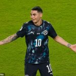 Miguel Almiron bol vylúčený za zakrytie úst pri výmene názorov s konkurenčným hráčom