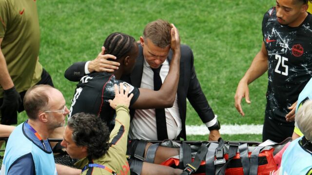 Ismael Kone č. 8 z Kanady utešený Jesse Marschom