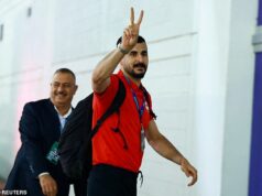 Hviezda majstrovstiev sveta v Iraku je sedem hodín vypočúvaná na letisku O’Hare v Chicagu, zatiaľ čo fotografovi tímu je zamietnutý vstup do Ameriky Irackého hráča Aymena Husseina vypočúvali takmer sedem hodín na letisku O'Hare v Chicagu