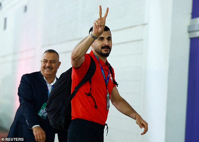 Hviezda majstrovstiev sveta v Iraku je sedem hodín vypočúvaná na Irackého hráča Aymena Husseina vypočúvali takmer sedem hodín na letisku O'Hare v Chicagu