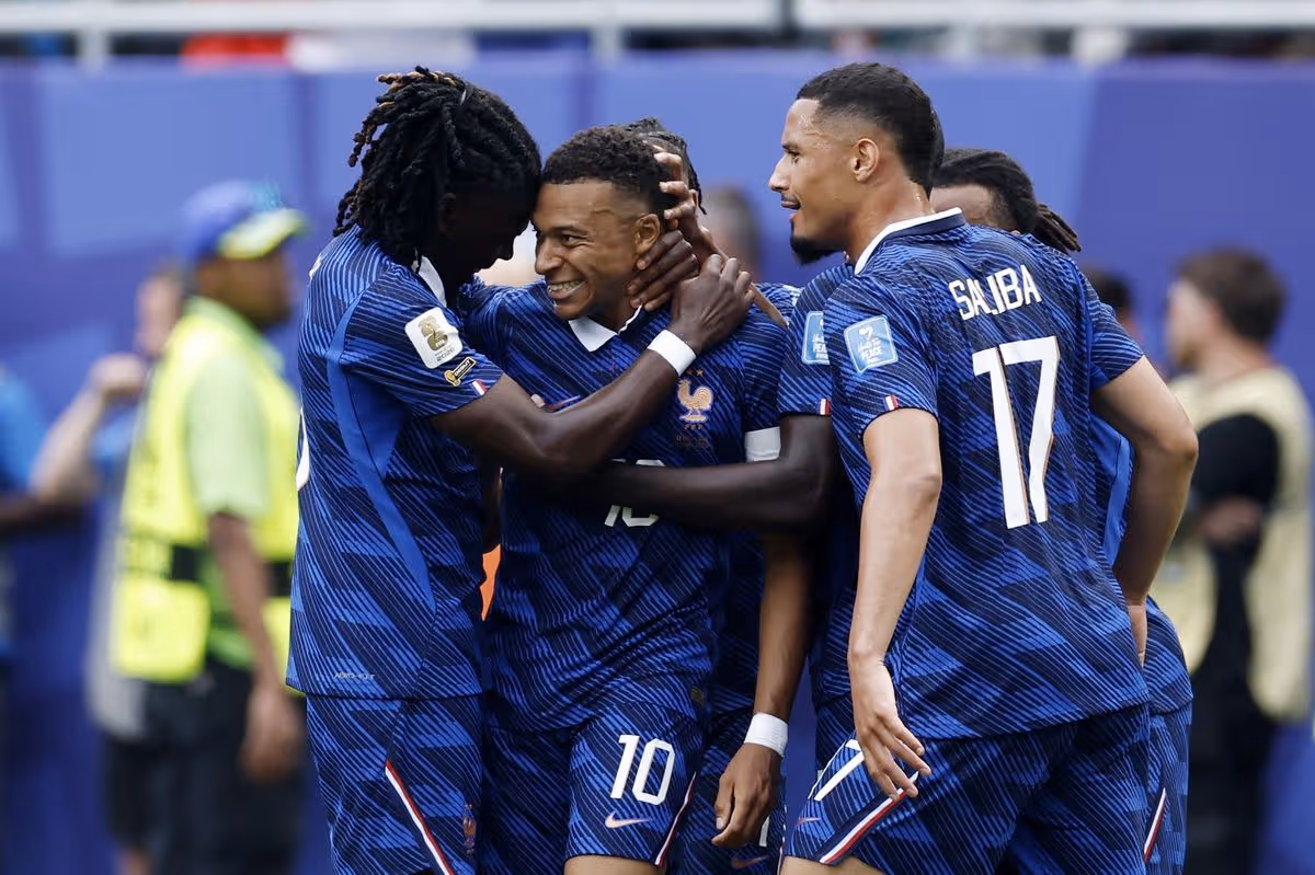 Manu Kone z Francúzska, Kylian Mbappe z Francúzska, William Saliba z Francúzska oslavujú 1:0 počas zápasu I. skupiny majstrovstiev sveta FIFA 2026 medzi Francúzskom a Irakom na štadióne Philadelphia 22. júna 2026 vo Philadelphii v USA.