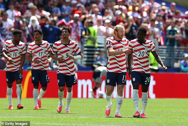 Hviezdy USMNT sa po historickom víťazstve Svetového pohára dočkali „dokonalého“ USMNT boli po tom, ako porazili Austráliu, obdarení skladbou „Take Me Home, Country Roads“.