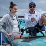 Spoluzakladateľka WNBA Star & Unrivaled Breanna Stewart a Taylor Canfield, jazdec United States SailGP Team, keď sa dozvedeli o katamaráne F50 pred SailGP Media Combine