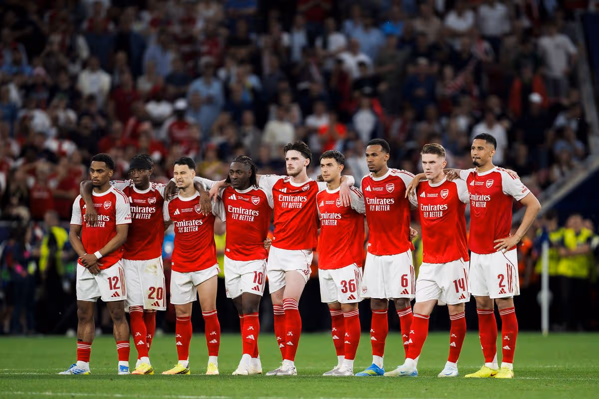 Hráči Arsenalu počas penaltového rozstrelu prehrali s PSG vo finále Ligy majstrov