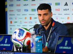 Irán pristál v USA pred „napätým“ otvorením majstrovstiev sveta: Hráči privítali v LA protesty, drony, psy a policajný sprievod Iránska hviezda Mehdi Taremi si zastrieľal na FIFA pred nabitým otváracím zápasom majstrovstiev sveta