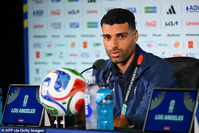 Irán pristál v USA pred „napätým“ otvorením majstrovstiev sveta: Hráči Iránska hviezda Mehdi Taremi si zastrieľal na FIFA pred nabitým otváracím zápasom majstrovstiev sveta