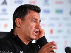 Irán zasiahol nový chaos v lietadlách na majstrovstvách sveta, keď ich FIFA nechala v suchu kvôli ceste do Los Angeles Hlavný tréner Iránu Amir Ghalenoei hovorí, že jeho tím znášal väčší chaos na cestách z Mexika do LA