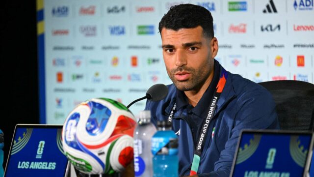 Iránska hviezda Mehdi Taremi chňapne po tom, čo na tlačovej konferencii majstrovstiev sveta nemá futbalové otázky
