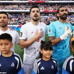(LR) Shoja Khalilzadeh, Saeid Ezatolahi, Alireza Beiranvand a Mehdi Taremi z IR Iran sa postavia na národnú hymnu pred zápasom G-skupiny majstrovstiev sveta 2026 proti Novému Zélandu