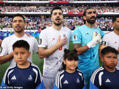 Iránska hymna zaznela pred otvorením majstrovstiev sveta proti Novému Zélandu po protestoch na štadióne v Los Angeles (LR) Shoja Khalilzadeh, Saeid Ezatolahi, Alireza Beiranvand a Mehdi Taremi z IR Iran sa postavia na národnú hymnu pred zápasom G-skupiny majstrovstiev sveta 2026 proti Novému Zélandu