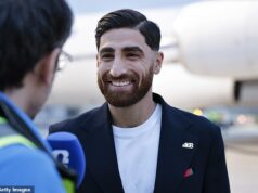 Iránsky tím majstrovstiev sveta vo futbale po pristátí v Mexiku uprostred trpkého sporu o víza riskuje väčšiu zúrivosť Trumpa vzdorným činom Iránsky futbalový tím si uctil 168 dievčat zabitých pri útoku amerických rakiet po pristátí v Mexiku na majstrovstvách sveta