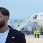Iránsky reprezentant Alireza Jahanbakhsh sa usmieva, keď prichádza so svojimi spoluhráčmi na futbalový turnaj Svetového pohára v Tijuane v Mexiku.