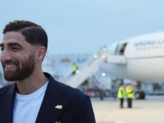 Iránsky tím majstrovstiev sveta vo futbale pristál v malých špendlíkoch do chlopne s veľkým odkazom v USA Iránsky reprezentant Alireza Jahanbakhsh sa usmieva, keď prichádza so svojimi spoluhráčmi na futbalový turnaj Svetového pohára v Tijuane v Mexiku.