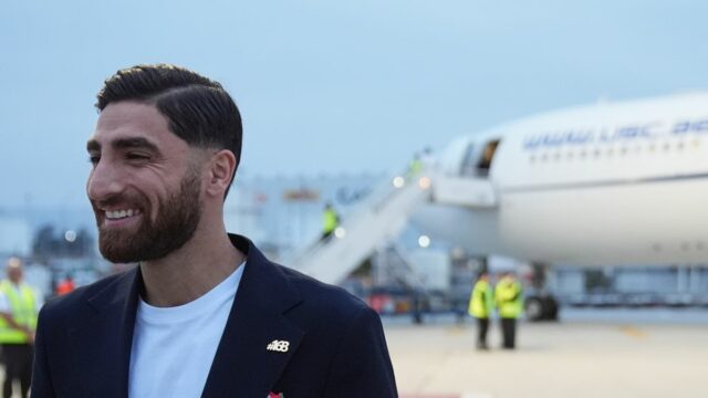 Iránsky tím majstrovstiev sveta vo futbale pristál v malých špendlíkoch Iránsky reprezentant Alireza Jahanbakhsh sa usmieva, keď prichádza so svojimi spoluhráčmi na futbalový turnaj Svetového pohára v Tijuane v Mexiku.
