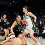10. júna 2026; Seattle, Washington, USA; Strážca Seattle Storm Jade Melbourne (5) stráži počas prvého polčasu v Climate Pledge Arena strážcu Los Angeles Sparks Kelsey Plum (10). Povinný kredit: Steven Bisig-Imagn Images