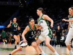 Iskry prežijú Storm v boji tam a späť 10. júna 2026; Seattle, Washington, USA; Strážca Seattle Storm Jade Melbourne (5) stráži počas prvého polčasu v Climate Pledge Arena strážcu Los Angeles Sparks Kelsey Plum (10). Povinný kredit: Steven Bisig-Imagn Images