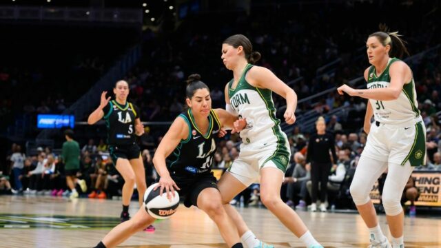 10. júna 2026; Seattle, Washington, USA; Strážca Seattle Storm Jade Melbourne (5) stráži počas prvého polčasu v Climate Pledge Arena strážcu Los Angeles Sparks Kelsey Plum (10). Povinný kredit: Steven Bisig-Imagn Images