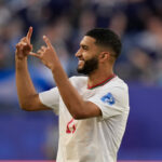 Marocký hráč Ismael Saibari, gestikuluje k publiku, keď oslavuje na ihrisku po skončení futbalového zápasu C-skupiny majstrovstiev sveta medzi Škótskom a Marokom vo Foxborough, Massachusetts, neďaleko Bostonu, piatok 19. júna 2026.