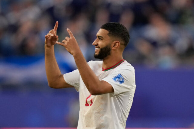 Marocký hráč Ismael Saibari, gestikuluje k publiku, keď oslavuje na ihrisku po skončení futbalového zápasu C-skupiny majstrovstiev sveta medzi Škótskom a Marokom vo Foxborough, Massachusetts, neďaleko Bostonu, piatok 19. júna 2026. 