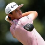 JT Poston hrá ranu z prvého odpaliska na TPC River Highlands v Cromwelli, Connecticut