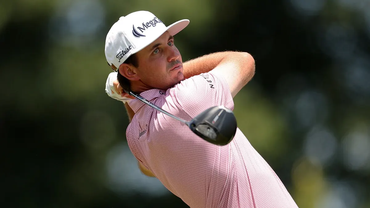 JT Poston hrá ranu z prvého odpaliska na TPC River Highlands v Cromwelli, Connecticut