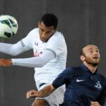 Jaba Dvali (R) z FC Dinamo Tbilisi súperí s Etiennom Capouem z FC Tottenham Hotspur počas futbalového zápasu kvalifikácie Európskej ligy UEFA medzi FC Dinamo Tbilisi a Tottenham Hotspur FC v Tbilisi 22. augusta 2013.