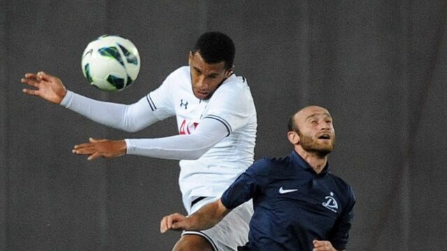 Jaba Dvali (R) z FC Dinamo Tbilisi súperí s Etiennom Capouem z FC Tottenham Hotspur počas futbalového zápasu kvalifikácie Európskej ligy UEFA medzi FC Dinamo Tbilisi a Tottenham Hotspur FC v Tbilisi 22. augusta 2013.