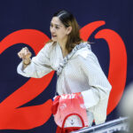 Jaja Santiago sleduje zápas vo VNL Women's Week 2 o