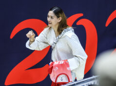 Jaja Santiago súprava na americkú profesionálnu volejbalovú stáž Jaja Santiago sleduje zápas vo VNL Women's Week 2 o